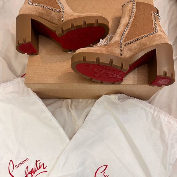 Christian Louboutin Out line Spikes Chelsea booties beige Suede size 8.5 - Picture 3 of 8
